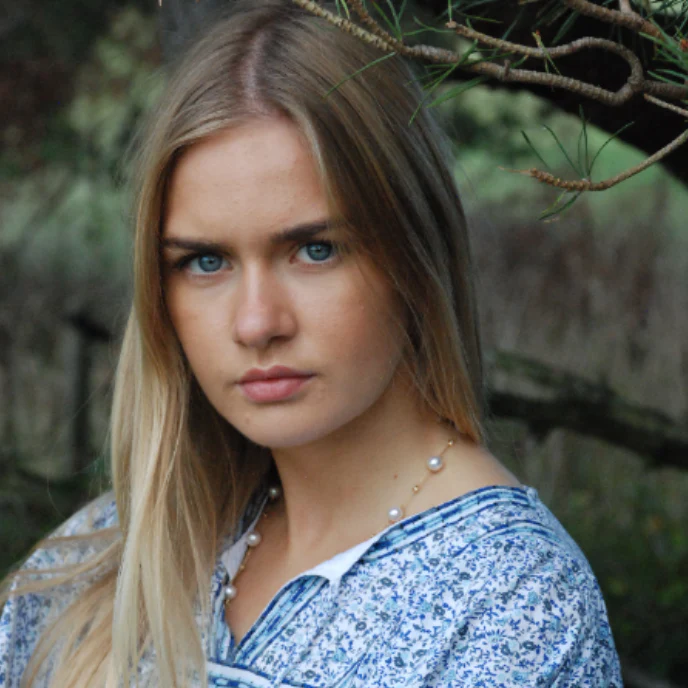 Single Row of Diamond and Akoya Pearl Necklace on a 18k Yellow Gold Chain - Image 3